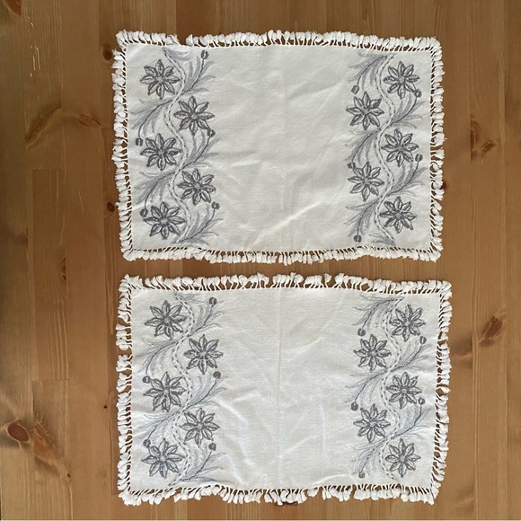 Vintage Embroidered White Gray Placemats Set of 5 Handmade Boho Chic Grannycore - Picture 6 of 10